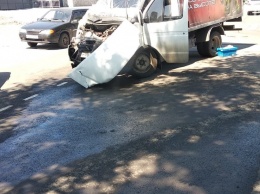 На Фрунзе в Шахтах столкнулись грузовик с Газелью - есть пострадавший