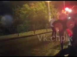 Очевидцы сняли на видео жестокую драку в Кузбассе