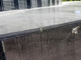 В Новом Осколе гранитную плитку на памятнике ветеранам прикрепили канцелярским скотчем