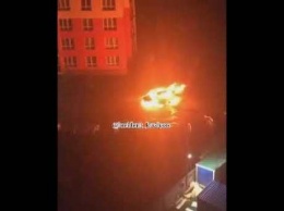 Очевидцы сняли момент взрыва в самозагоревшейся машине в Кемерове