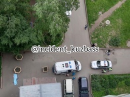 Очевидцы поделились снимкам с места обнаружения трупа в Кемерове