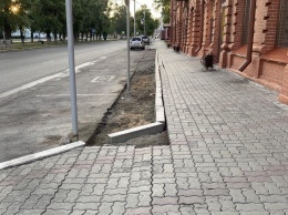Мэрия Барнаула заставила владельцев магазина «Красный» восстановить тротуар вместо парковки