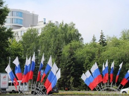 Тысячи флагов украсили Барнаул ко Дню России
