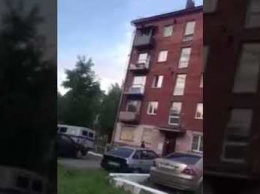 Соцсети: новокузнецкий наркоман без штанов залез на балкон многоэтажки