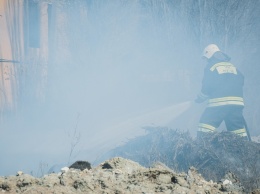 Под Нижним Тагилом из пожара в деревянном доме спаслись мать и трое детей