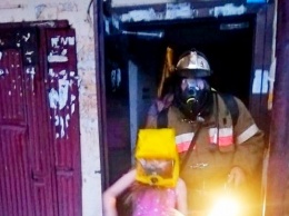 10 человек спасли на пожаре в пятиэтажке Бийска