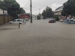 Машины ушли под воду: ливень затопил улицы Симферополя, - ФОТО, ВИДЕО