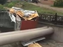 В Симферополе в реку смыло строительный вагончик с мужчиной внутри, - ВИДЕО