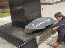 Поклонники Виктора Цоя отреставрировали его памятник в Барнауле
