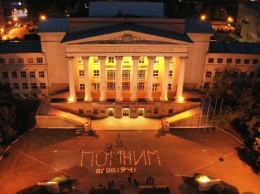 В Екатеринбурге в честь Дня памяти и скорби перед УрФУ зажглись тысячи свечей