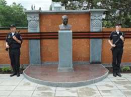 Памятник последнему Герою Советского Союза, проживавшему в Крыму, открыли в Симферополе, - ФОТО
