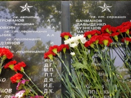 Под Переславским открыли мемориал на формально «перенесенной» братской могиле