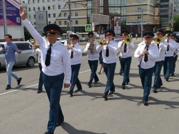 Росгвардейцы прошлись по главной улице Барнаула с оркестром