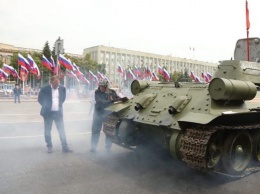 Танк повредил асфальт в центре Кемерова во время парада Победы
