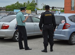 Десять автомобилей, обнаруженных на стоянках у ТЦ Благовещенска, арестовали приставы