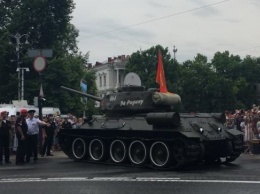 На параде Победы в Севастополе танк повернул на зрителей и заглох, - ФОТО
