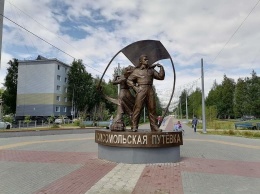 В Нижневартовске спустя больше 10 лет установили памятник Комсомольцам