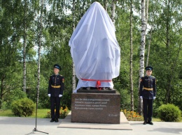В надписи на постаменте открывшегося вчера в Петрозаводске памятника матерям нашли ошибку
