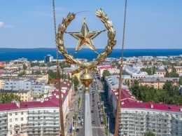 Шпиль с золотой звездой украсил здание вокзала в Петрозаводске