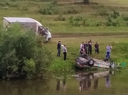 В Алтайском крае автомобиль упал в реку