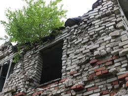 Налобихинцы уже шесть лет живут в доме с протекающей крышей