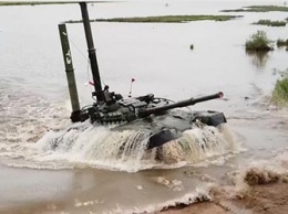 Амурские военные учились водить танки под водой
