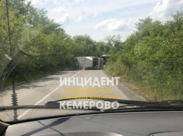 Грузовик опрокинулся на бок в результате ДТП в Кемерове