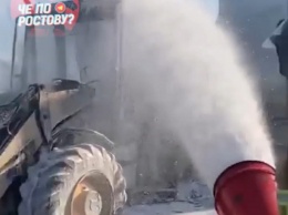 В Ростове рядом с топливными цистернами загорелся трактор