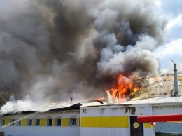Серьезный пожар охватил алтайский завод: очевидцы