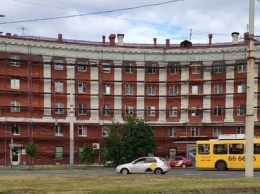 Здания на площади Гагарина в Петрозаводске покрасили в красно-коричневый и украсили колоннами