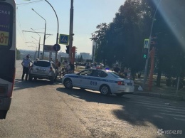 Иномарка и отечественная машина столкнулись в Кемерово