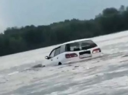 Жители Приамурья посреди реки нашли автомобиль