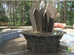 Жители Белогорска всего за неделю засорили фонтан