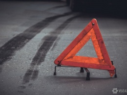 ГИБДД Новокузнецка разыскивает пешехода, сломавшего зеркало автомобилю на ходу