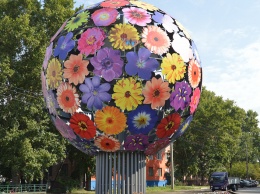 Барнаульскую клумбу украсил 4-метровый цветочный шар