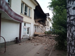 Стена административного здания обрушилась в центре Томска