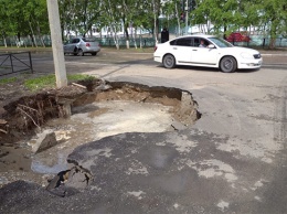 Коммунальщики объяснили задержку с ремонтом провала на улице Кузнечной