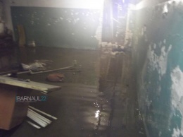Барнаульскую многоэтажку затопило водой в ходе плановой опрессовки теплосетей