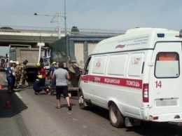 В Симферопольском районе столкнулись два грузовика: водителя зажало в кабине