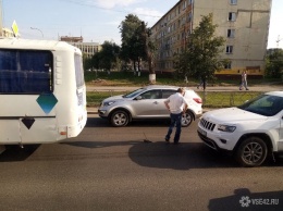 Джип врезался в общественный транспорт на проспекте в Кемерове