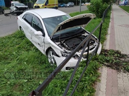 Авто вылетело на газон в результате жесткой аварии в Благовещенске