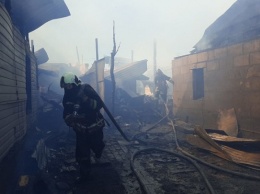 В Барнауле потушили серьезный пожар, который охватил два дома