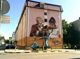 В центре Белгорода переделывают стрит-арт с гайдаевской Лидой