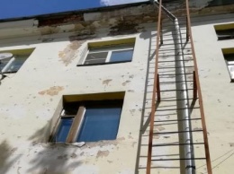 В центре Калуги с крыши дома падают кирпичи