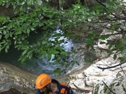 Турист из Екатеринбурга упал в восьмиметровый каньон в горах Сочи