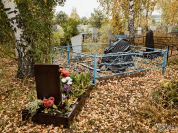 Юный кузбассовец украл с кладбища две тонны металла