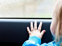 В Симферополе годовалого ребенка заперли в машине в жару