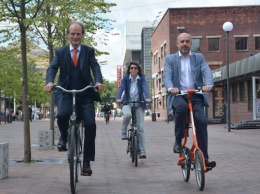 Ради популяризации велосипедов консул Германии проехался на них с мэрским чиновником (фото)