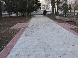Дом построили, а про парк забыли: сквер Мира в Симферополе все не доведут до ума