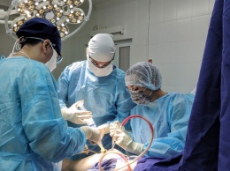 Кемеровские травматологи сделали пострадавшему в ДТП сложную операцию без разрезов